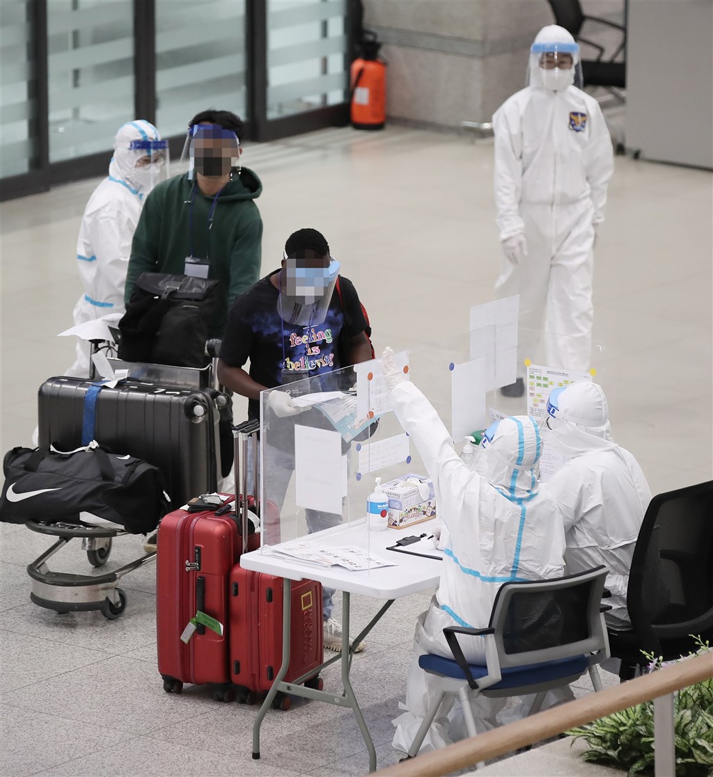 圖為外籍旅客在仁川機場辦理入境手續。(韓聯社).jpg 圖為外籍旅客在仁川機場辦理入境手續。(韓聯社).jpg