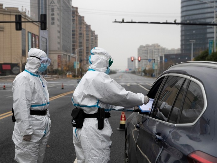 新增病例中有56人在浙江確診,疫情防控人員在浙江省紹興市對過往車輛和人員進行管控。(新華社).jpg 新增病例中有56人在浙江確診,疫情防控人員在浙江省紹興市對過往車輛和人員進行管控。(新華社).jpg