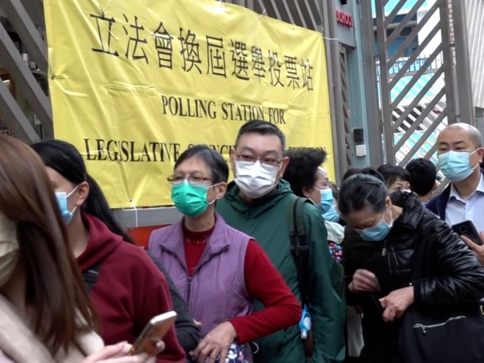 在投票首個小時,全港地方選區整體有142304人投票。.jpg 在投票首個小時,全港地方選區整體有142304人投票。.jpg
