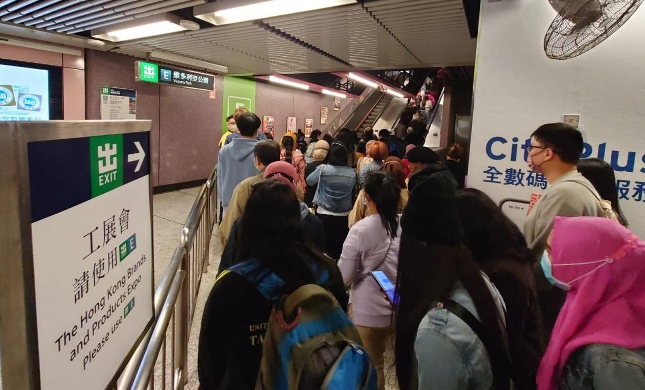 有港鐵站部分出口一度實施人流管制。(李俊傑攝).jpg 有港鐵站部分出口一度實施人流管制。(李俊傑攝).jpg