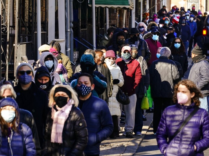 在費城,有美國民眾排隊輪候進行檢測。(美聯社).jpg 在費城,有美國民眾排隊輪候進行檢測。(美聯社).jpg