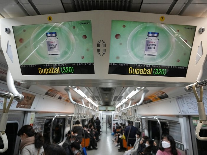 在南韓的地鐵車廂內,有有關新冠疫苗的告示。(美聯社).jpg 在南韓的地鐵車廂內,有有關新冠疫苗的告示。(美聯社).jpg