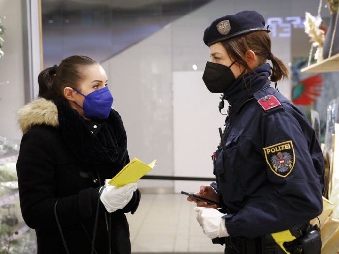 奧地利警員在商場外檢查民眾的疫苗通行證。(美聯社資料圖片).jpg 奧地利警員在商場外檢查民眾的疫苗通行證。(美聯社資料圖片).jpg