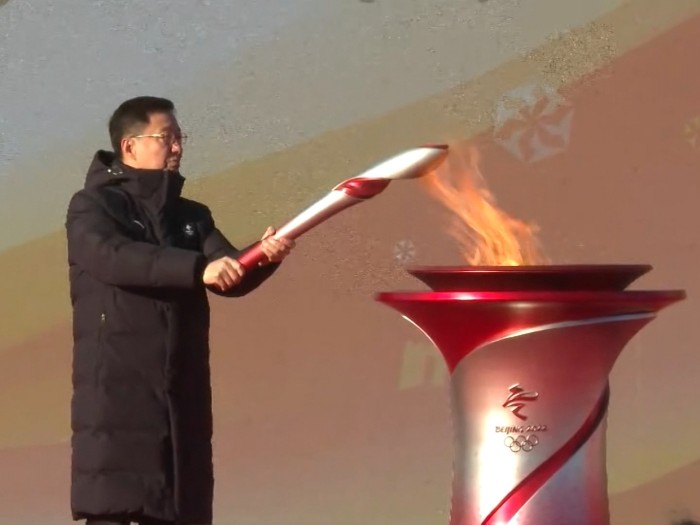 韓正點燃北京2022年冬奧會火炬,並在儀式上宣布火炬接力啟動。.jpg 韓正點燃北京2022年冬奧會火炬,並在儀式上宣布火炬接力啟動。.jpg