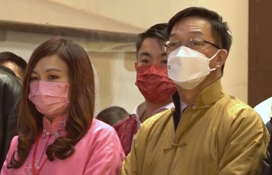 劉業強(中)早上按習俗,率領沙田鄉事委員會代表和鄉紳,到車公廟為香港求籤祈福。(郭志強攝).jpg 劉業強(中)早上按習俗,率領沙田鄉事委員會代表和鄉紳,到車公廟為香港求籤祈福。(郭志強攝).jpg