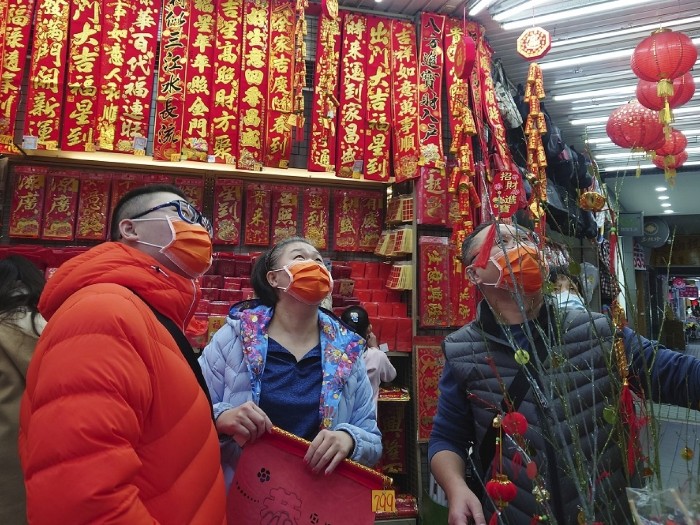 在台北,民眾到店舖購物期間亦有戴上口罩。(美聯社資料圖片).jpg 在台北,民眾到店舖購物期間亦有戴上口罩。(美聯社資料圖片).jpg