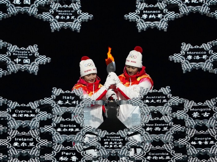 趙嘉文與迪尼格爾·依拉木江,共同將火炬放在一個雪花圖案裝置中心,點燃主火炬。(美聯社).jpg 趙嘉文與迪尼格爾·依拉木江,共同將火炬放在一個雪花圖案裝置中心,點燃主火炬。(美聯社).jpg