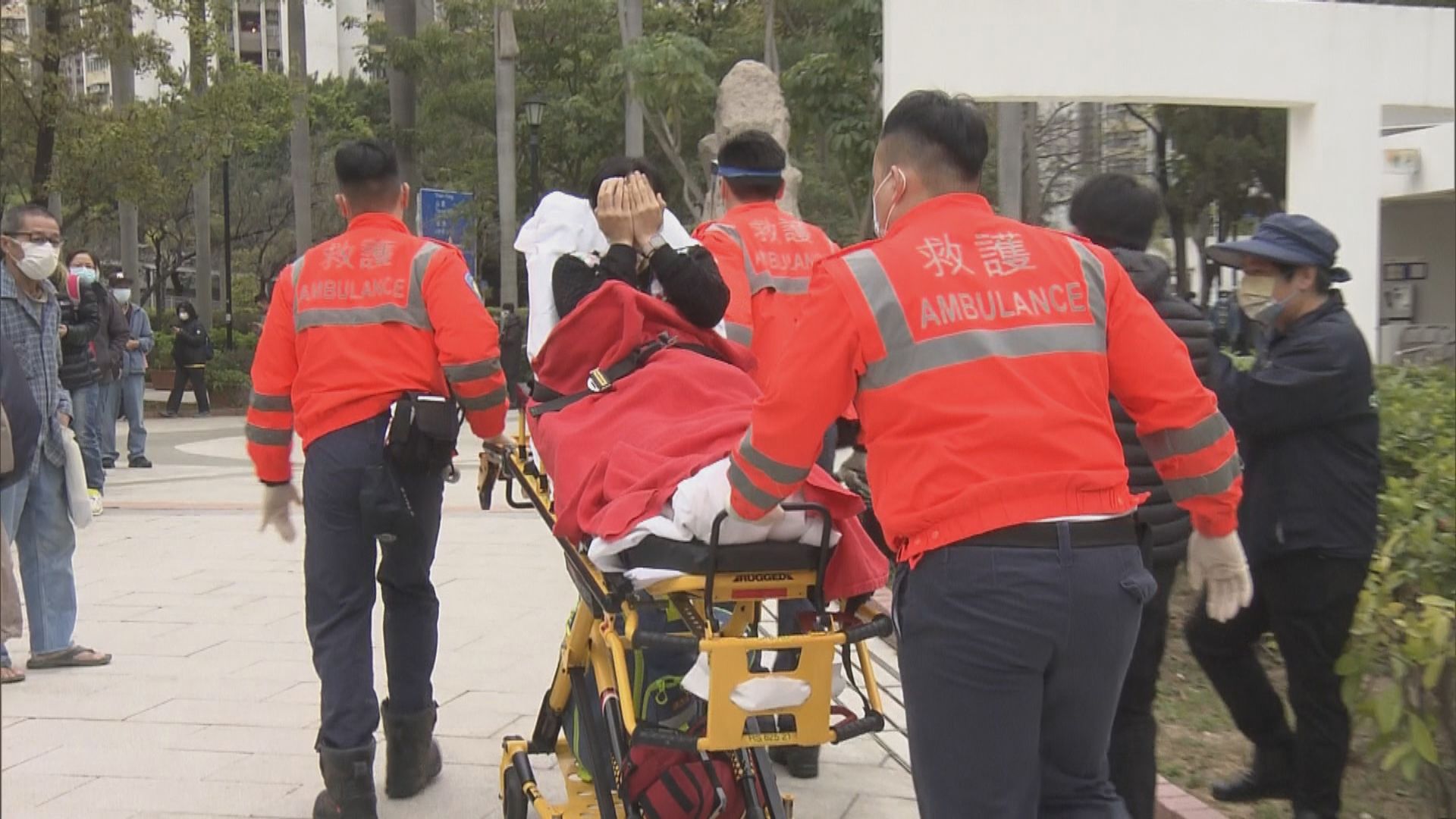 屯門大埔多個檢測站有大批市民輪候,有人不適由救護車送走。.jpg 屯門大埔多個檢測站有大批市民輪候,有人不適由救護車送走。.jpg