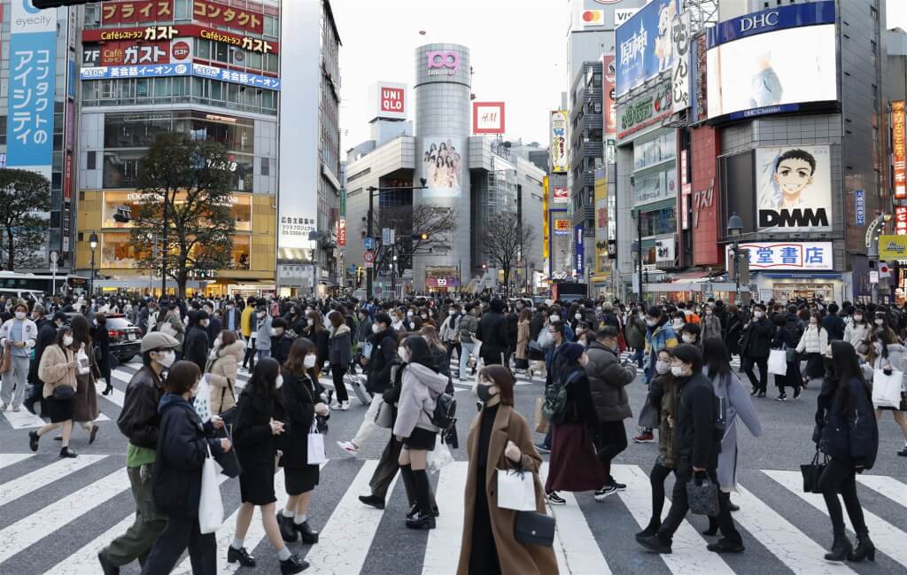 日本境內COVID-19疫情尚未趨緩,全境重症患者數一個月來成長逾10倍。圖為11日東京澀谷人潮。(共同社).jpg 日本境內COVID-19疫情尚未趨緩,全境重症患者數一個月來成長逾10倍。圖為11日東京澀谷人潮。(共同社).jpg