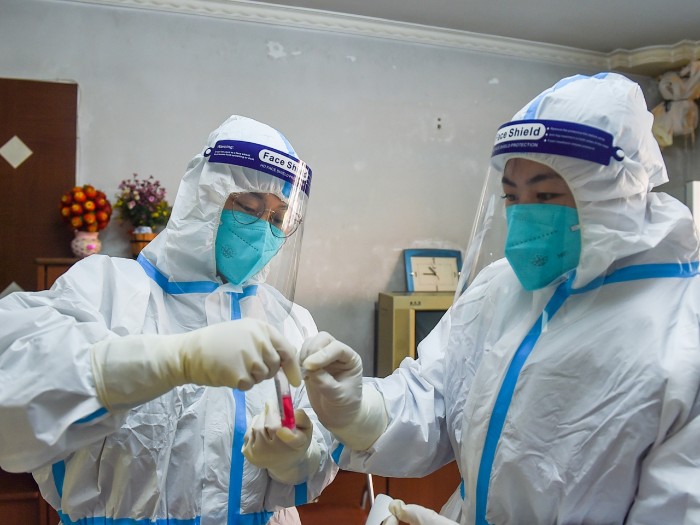 呼和浩特市專門組織核酸檢測採樣小組提供「上門服務」,使這部分群眾足不出戶就能完成檢測。(新華社).jpg 呼和浩特市專門組織核酸檢測採樣小組提供「上門服務」,使這部分群眾足不出戶就能完成檢測。(新華社).jpg