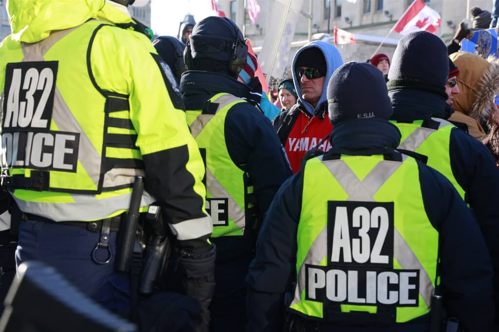 加拿大鎮暴警察驅離在渥太華國會和總理辦公室前方街道的抗議人潮,兩天下來共逮捕了170人。.jpg 加拿大鎮暴警察驅離在渥太華國會和總理辦公室前方街道的抗議人潮,兩天下來共逮捕了170人。.jpg