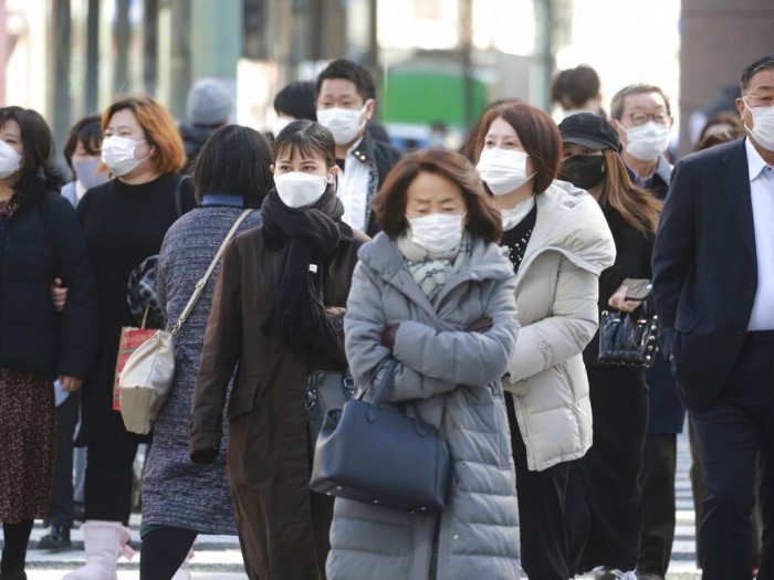東京民眾外出時戴上口罩防疫。(美聯社).jpg 東京民眾外出時戴上口罩防疫。(美聯社).jpg