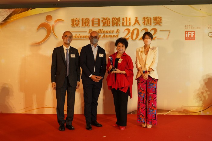 大會向胡美儀(右二)頒發「疫境自強傑出人物獎2022」。.JPG 大會向胡美儀(右二)頒發「疫境自強傑出人物獎2022」。.JPG