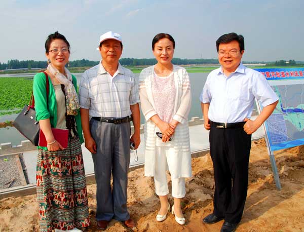 04专家组成员与刘艳春副县长.jpg 04专家组成员与刘艳春副县长.jpg