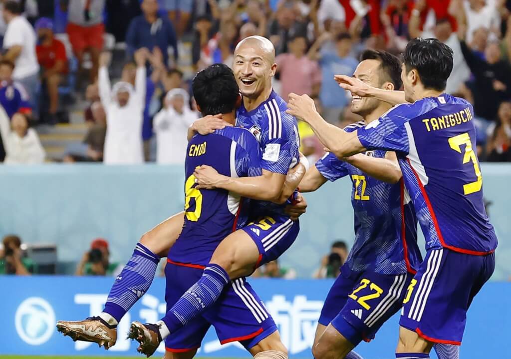 前田大然(前左2)在卡達世界盃足球賽16強賽為日本踢進第一球,開心與隊友慶祝。(共同社).jpg 前田大然(前左2)在卡達世界盃足球賽16強賽為日本踢進第一球,開心與隊友慶祝。(共同社).jpg