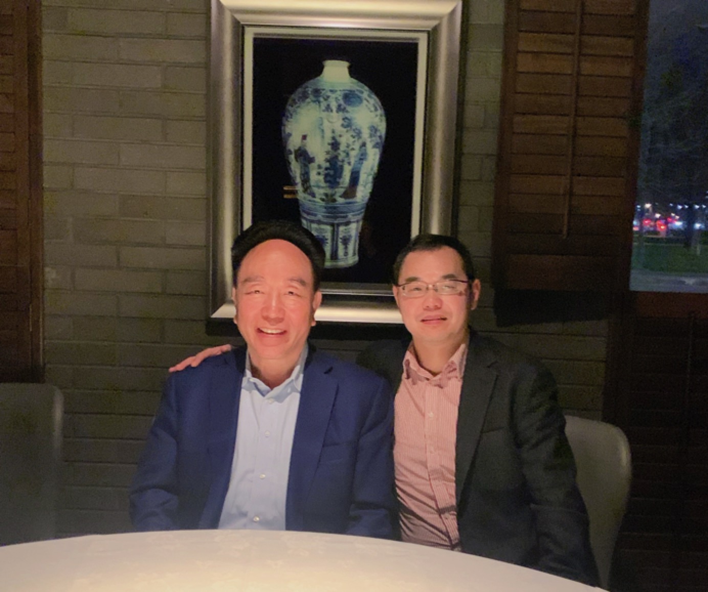今年初,我与仰融大哥在伦敦石库门相聚。.jpg 今年初,我与仰融大哥在伦敦石库门相聚。.jpg