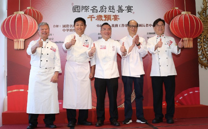 是次「千歲預宴」匯聚了香港五大名廚大展廚藝,包括尹達剛(左一)、李文星(左二)、黃隆滔(左三)、馬榮德(右一)及李文基(右二);炮製五道精選菜式....jpg 是次「千歲預宴」匯聚了香港五大名廚大展廚藝,包括尹達剛(左一)、李文星(左二)、黃隆滔(左三)、馬榮德(右一)及李文基(右二);炮製五道精選菜式....jpg