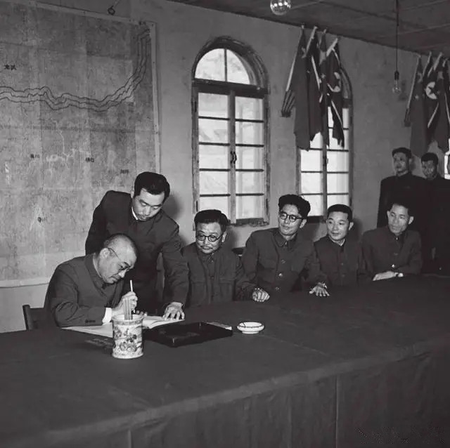 1953年7月28日,彭德怀在停战协定签字(左二起,毕季龙、李克农、乔冠华、丁国钰、柴成文).jpg 1953年7月28日,彭德怀在停战协定签字(左二起,毕季龙、李克农、乔冠华、丁国钰、柴成文).jpg