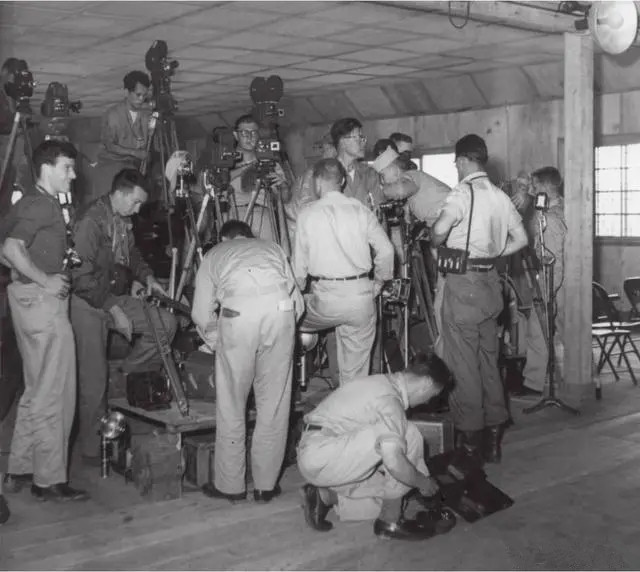 1953年,采访报道停战协定签字的记者.jpg 1953年,采访报道停战协定签字的记者.jpg