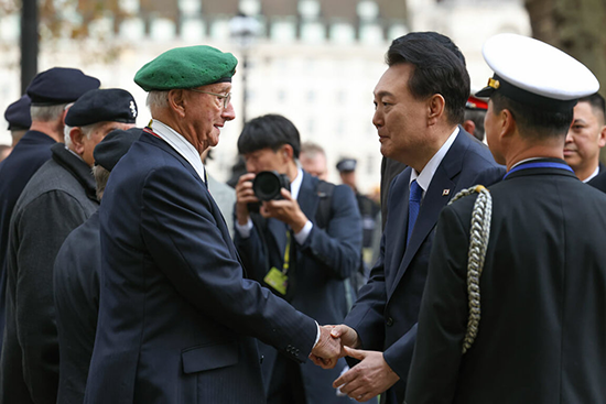 適逢韓戰停火70週年,赴英進行國是訪問的南韓總統尹錫悅21日前往位於倫敦市中心的韓戰紀念碑獻上花圈,並向老兵致意。(英國國防部提供).png 適逢韓戰停火70週年,赴英進行國是訪問的南韓總統尹錫悅21日前往位於倫敦市中心的韓戰紀念碑獻上花圈,並向老兵致意。(英國國防部提供).png