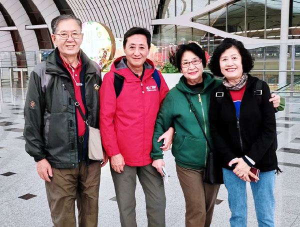 01出行前机场合影.jpg 01出行前机场合影.jpg