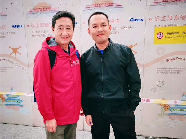 02与领队留影.jpg 02与领队留影.jpg