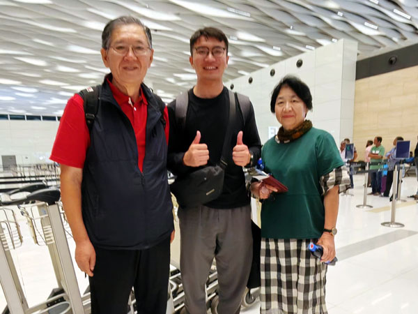038与导游张欢留影.jpg 038与导游张欢留影.jpg