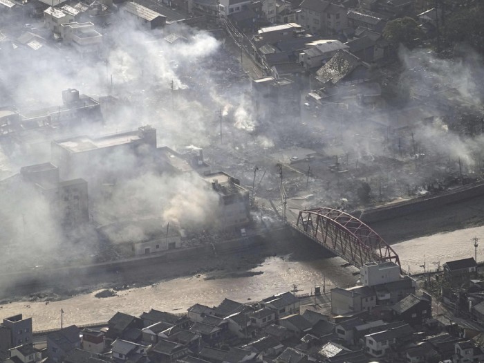 石川縣輪島市大量建築被燒毀,今早仍冒出大量白煙。(美聯社).jpg 石川縣輪島市大量建築被燒毀,今早仍冒出大量白煙。(美聯社).jpg