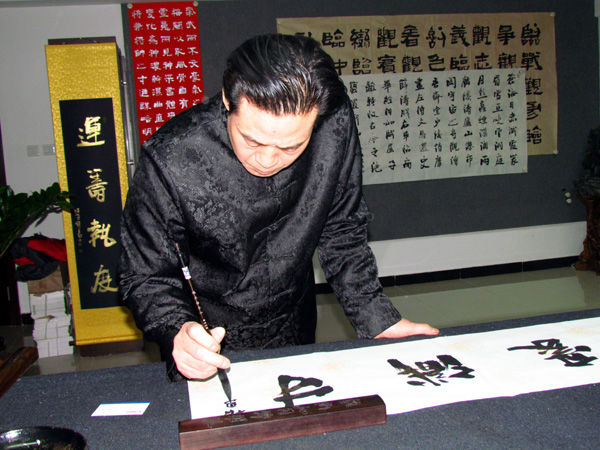 05现场给我写了一副字.jpg 05现场给我写了一副字.jpg