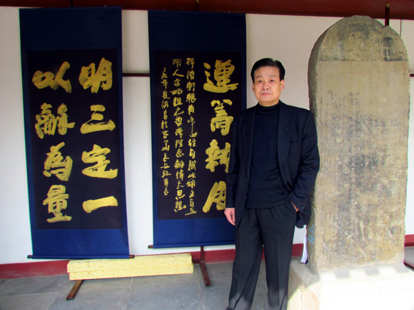 010段革书在作品前留影.jpg 010段革书在作品前留影.jpg