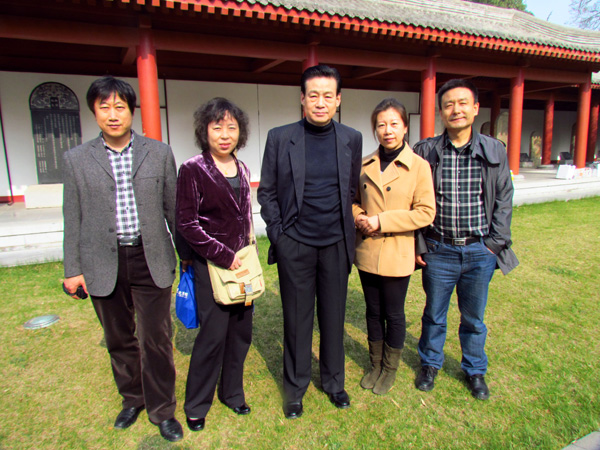 011段革书黄帝陵留影.jpg 011段革书黄帝陵留影.jpg