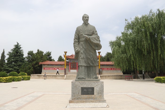 王符雕像 王长华 摄.JPG 王符雕像 王长华 摄.JPG