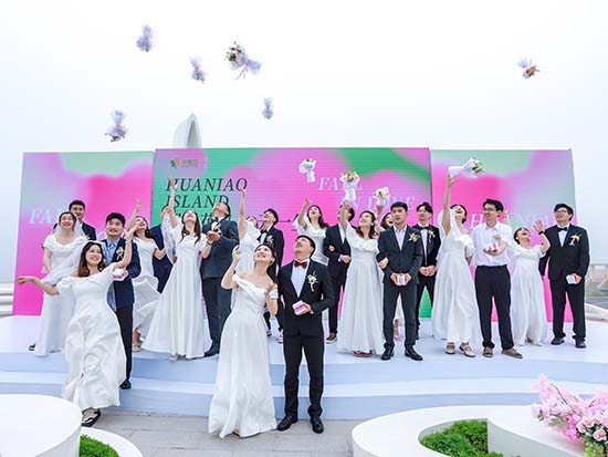 5月20日,一场集体婚礼在花鸟岛举行,来自浙江省11个地市的11对新人代表参与,在山海的见证下深情相拥(图片由嵊泗县委宣传部提供).jpg 5月20日,一场集体婚礼在花鸟岛举行,来自浙江省11个地市的11对新人代表参与,在山海的见证下深情相拥(图片由嵊泗县委宣传部提供).jpg