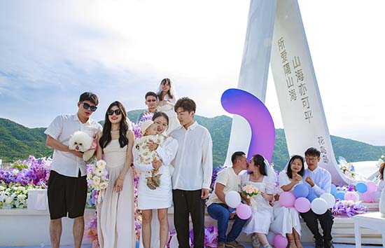 新人在花鸟岛纸短情长证婚广场合影(图片由嵊泗县委宣传部提供).jpg 新人在花鸟岛纸短情长证婚广场合影(图片由嵊泗县委宣传部提供).jpg