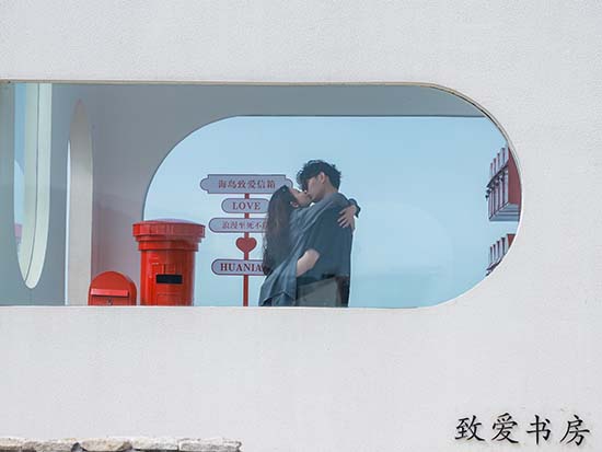 新人在花鸟岛致爱书房动情相拥(图片由嵊泗县委宣传部提供).jpg 新人在花鸟岛致爱书房动情相拥(图片由嵊泗县委宣传部提供).jpg