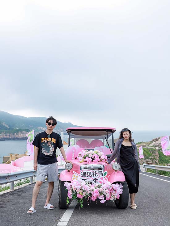 新人在花鸟特制婚车旁合影(图片由嵊泗县委宣传部提供).jpg 新人在花鸟特制婚车旁合影(图片由嵊泗县委宣传部提供).jpg