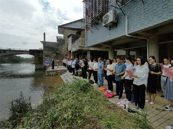 11.湘江边诵读.jpg