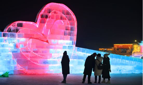 冰雪欢乐再升级，超级冰滑梯增至24条的哈尔滨冰雪大世界你期待吗？