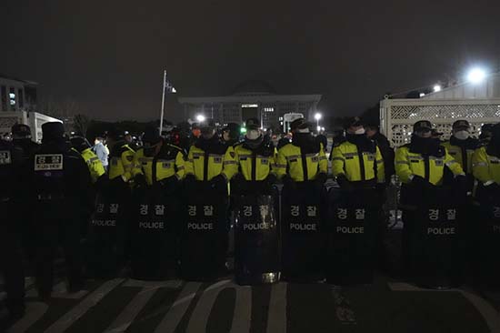 韓國警察廳長趙志浩與首爾警察廳長金峰植因戒嚴風波被捕。圖為3日晚間韓國員警封鎖國會阻止議員進入。(美聯社).jpg 韓國警察廳長趙志浩與首爾警察廳長金峰植因戒嚴風波被捕。圖為3日晚間韓國員警封鎖國會阻止議員進入。(美聯社).jpg