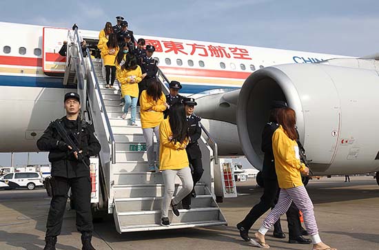 2015年11月10日,從海外被引渡回國受審的電信詐騙犯罪嫌疑人抵達上海機場。-路透社資料圖片.jpg 2015年11月10日,從海外被引渡回國受審的電信詐騙犯罪嫌疑人抵達上海機場。-路透社資料圖片.jpg