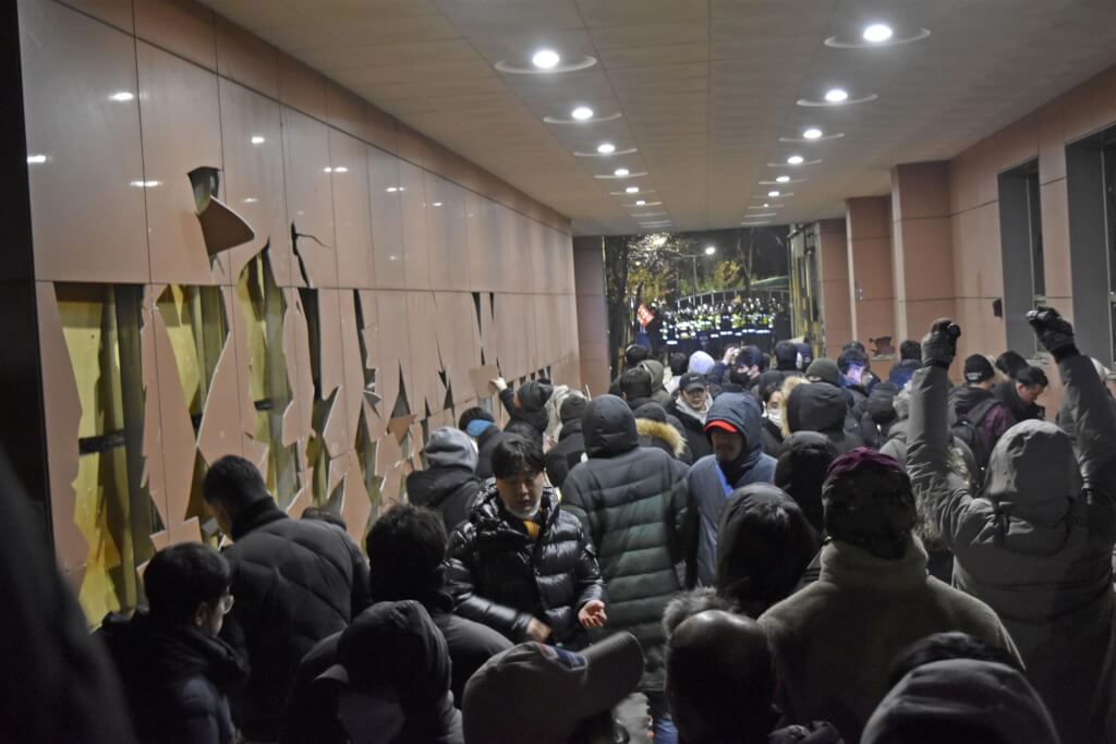 尹錫悅支持者19日闖入首爾西區地方法院,砸破外牆與警方對峙。(共同社).jpg 尹錫悅支持者19日闖入首爾西區地方法院,砸破外牆與警方對峙。(共同社).jpg
