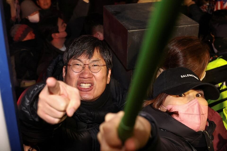 尹錫悅出席羈押庭期間,大批支持者聚集在首爾西區地方法院外以示力挺。(路透社).jpg