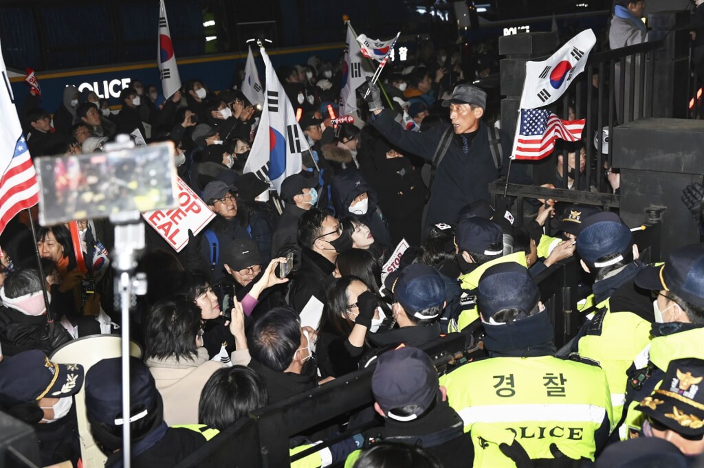 尹錫悅支持者19日試圖翻越首爾西區地方法院圍欄。(共同社).jpg