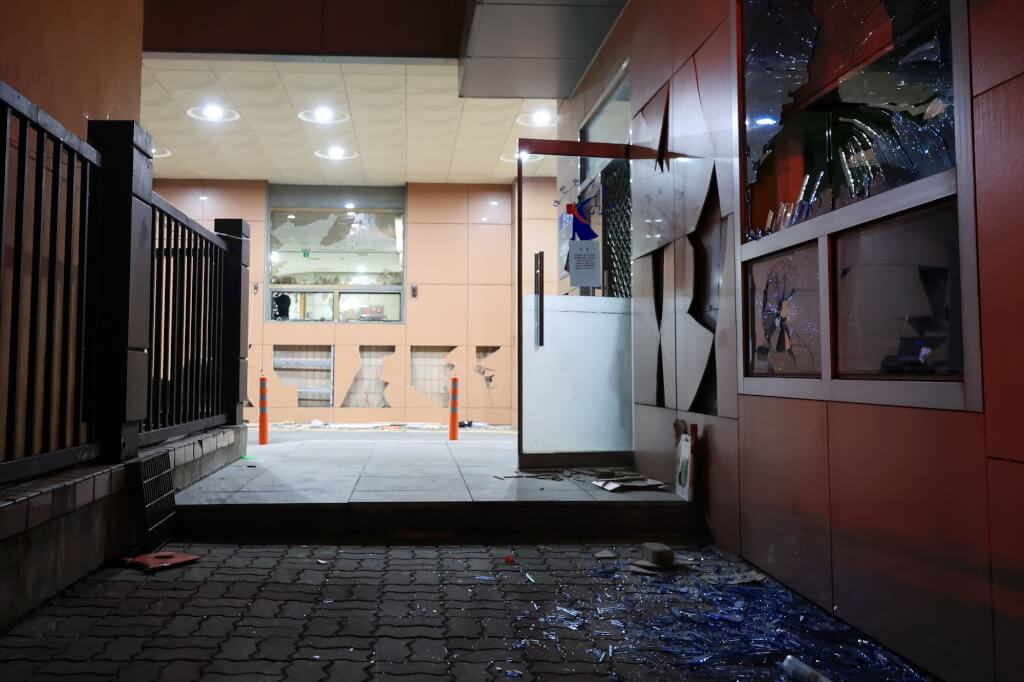 首爾西區地方法院窗戶及外牆遭尹錫悅支持者破壞。(韓聯社).jpg