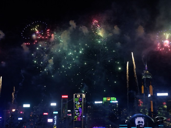其中第8幕以大熊貓為主題,呈現本港大熊貓家庭6位成員的圖案,象徵快樂團圓.jpg