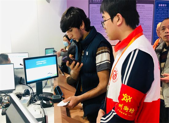 协助外国旅客办理改签手续.jpg 协助外国旅客办理改签手续.jpg