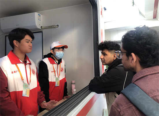 为外国旅客提供咨询指引服务.jpg 为外国旅客提供咨询指引服务.jpg