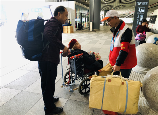 帮助旅客搬运行李.jpg 帮助旅客搬运行李.jpg