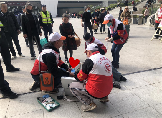 应急救护志愿者为旅客进行应急医疗处理.png 应急救护志愿者为旅客进行应急医疗处理.png