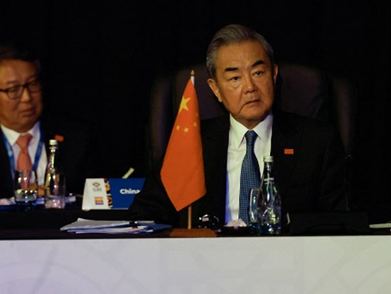 王毅說,要堅持通過對話談判,以和平方式解決國家間分歧。(法新社).jpg 王毅說,要堅持通過對話談判,以和平方式解決國家間分歧。(法新社).jpg